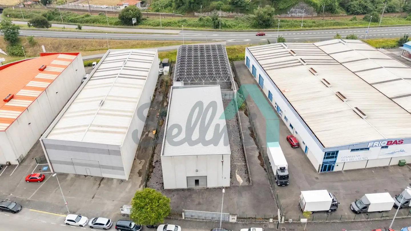 Vista exterior de Nave industrial en venta en Oviedo 