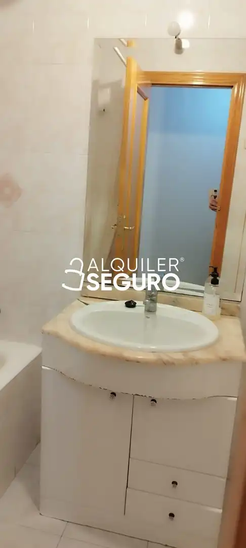 Bathroom of Flat for rent in Mora  with Air Conditioner, Heating and Terrace