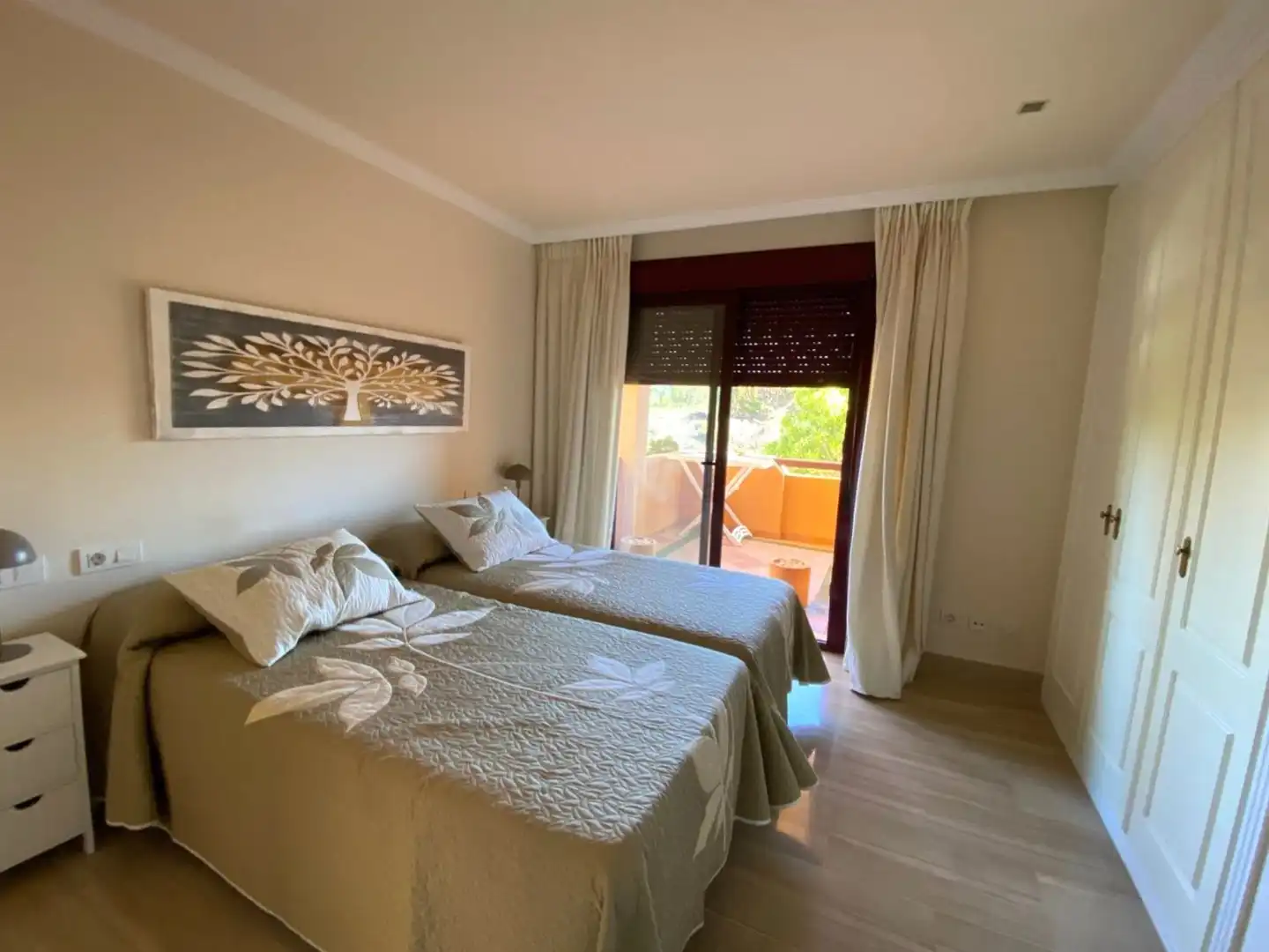 Dormitori de Apartament de lloguer en Sotogrande amb Aire condicionat, Calefacció i Terrassa