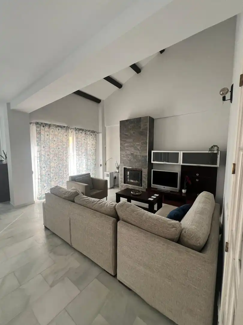 Sala d'estar de Casa o xalet en venda en Los Barrios amb Aire condicionat, Jardí privat i Terrassa
