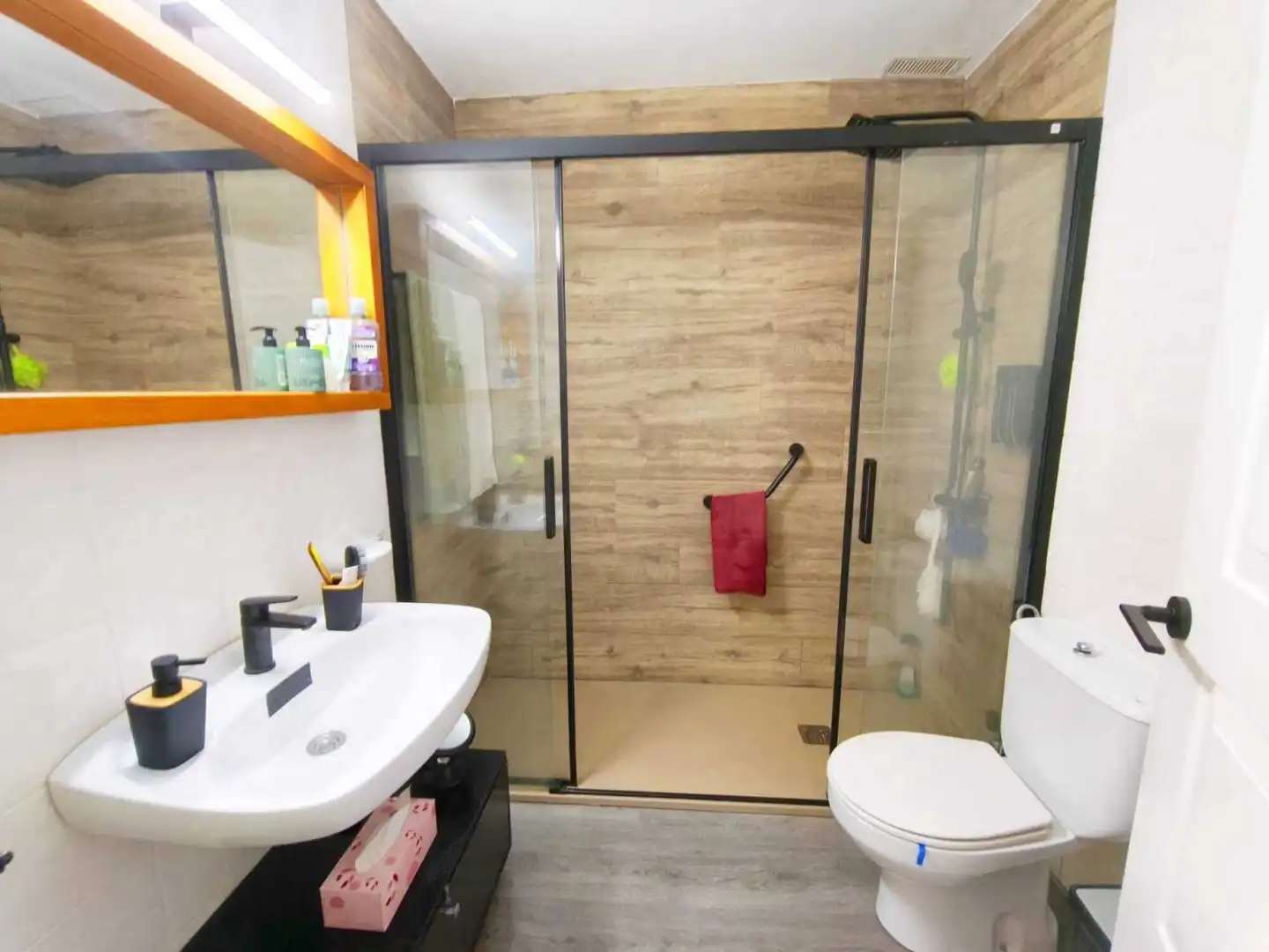 Bathroom of Detached homes for sale in Tavernes de la Valldigna  with Air Conditioner, Terrace and Swimming Pool