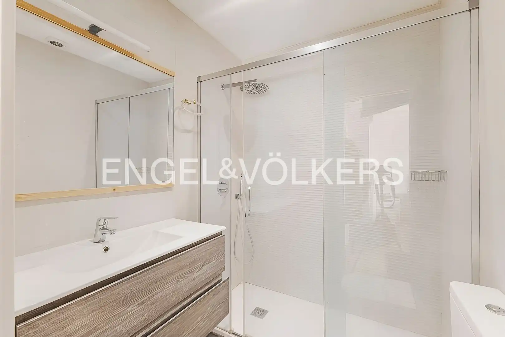 Badezimmer von Dachboden zum Verkauf in Barcelona mit Klimaanlage, Heizung und Terrasse