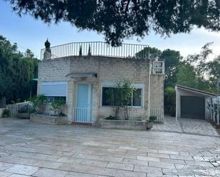 Vista exterior de Casa o xalet en venda en Elda amb Jardí privat, Terrassa i Piscina