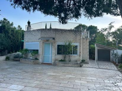 Vista exterior de Casa o xalet en venda en Elda amb Jardí privat, Terrassa i Piscina