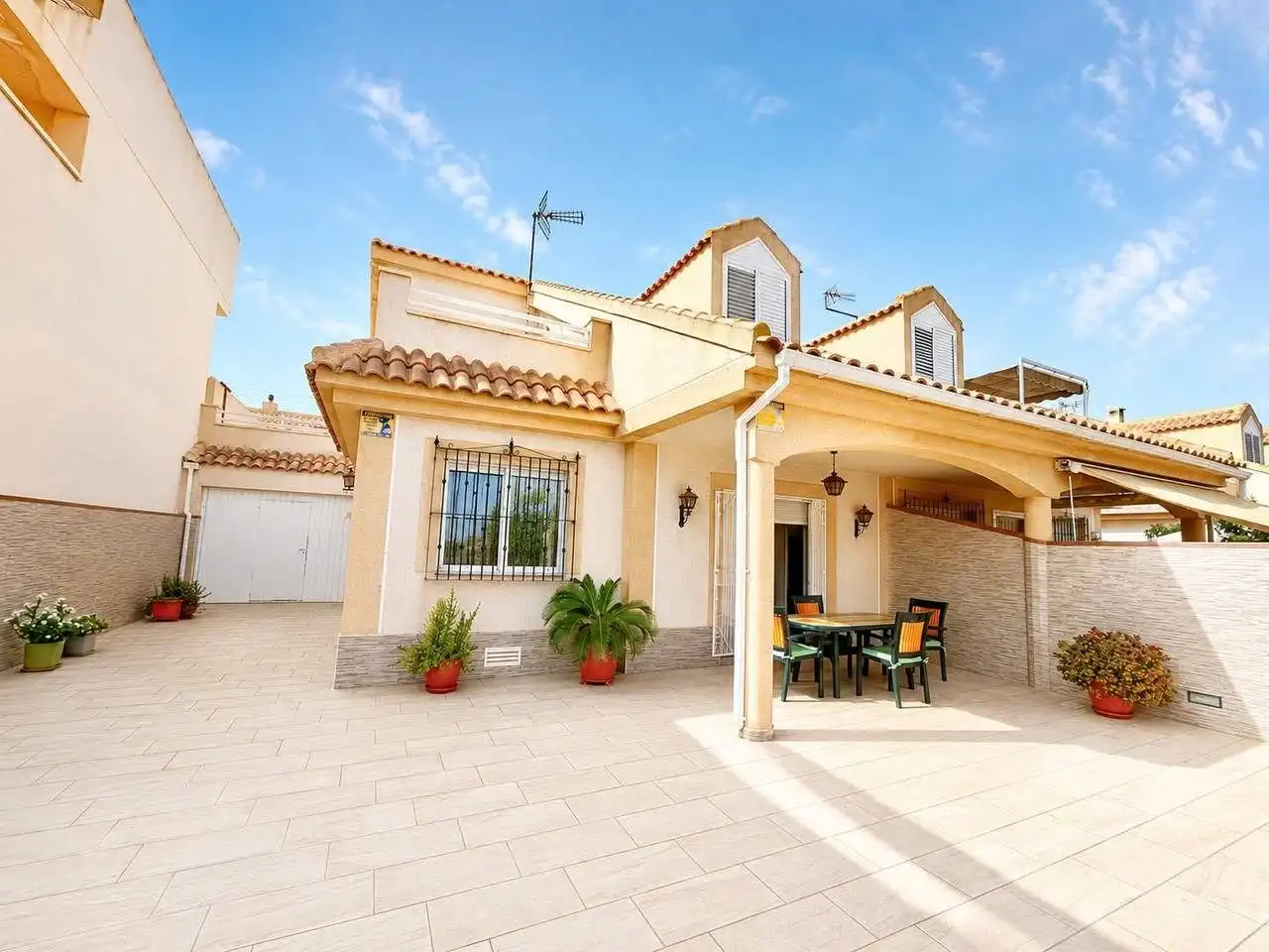 Vista exterior de Casa adosada en venta en Pilar de la Horadada con Jardín privado y Terraza