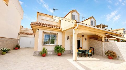 Amplia casa adosada con jardín privado, terraza en la azotea y garaje., imatge 2