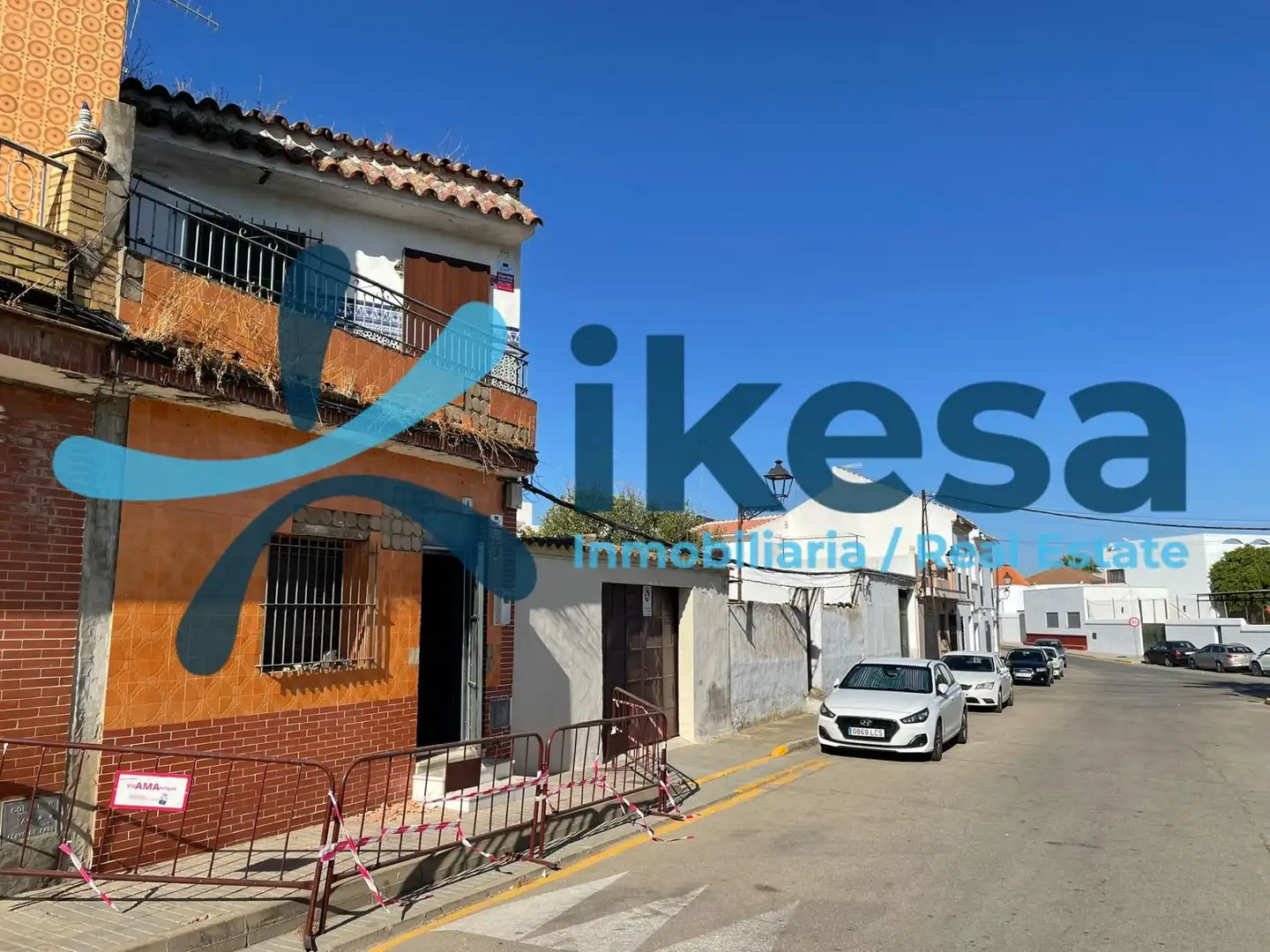Vista exterior de Casa adosada en venda en Villamanrique de la Condesa amb Jardí privat i Terrassa