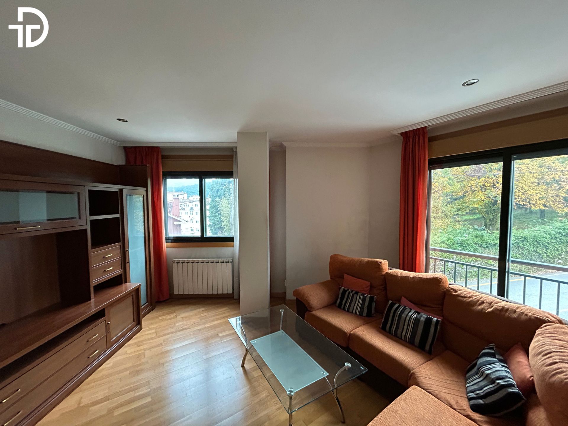 Sala d'estar de Pis en venda en Pontevedra Capital  amb Calefacció i Moblat