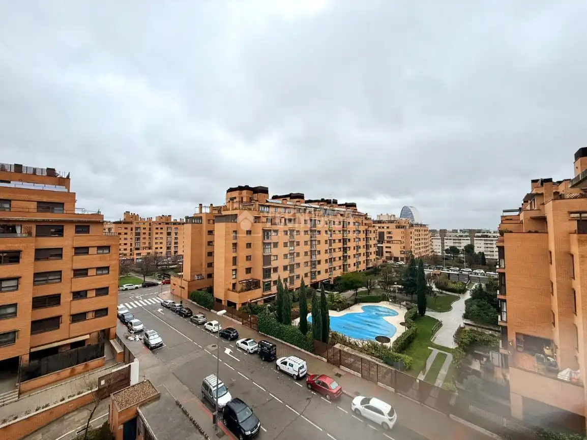 Vista exterior de Piso en venta en Madrid con Calefacción