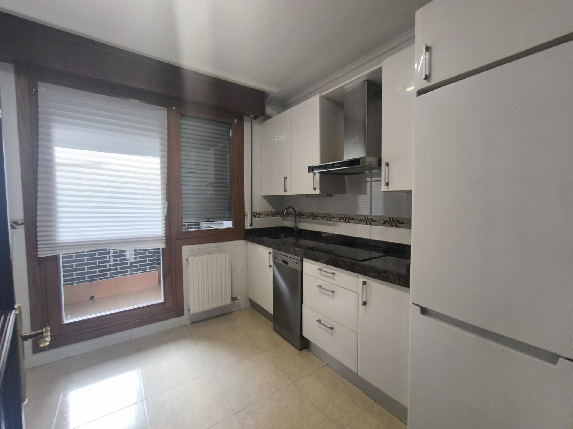 Cocina de Piso en venta en Barakaldo  con Calefacción, Jardín privado y Trastero