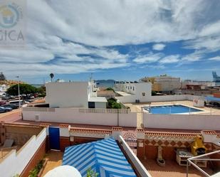 Vista exterior de Casa adosada en venda en Algeciras amb Calefacció, Terrassa i Traster