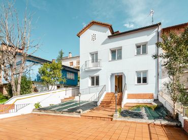 Casa con balcón en venta en Calle RAMIRO I 26