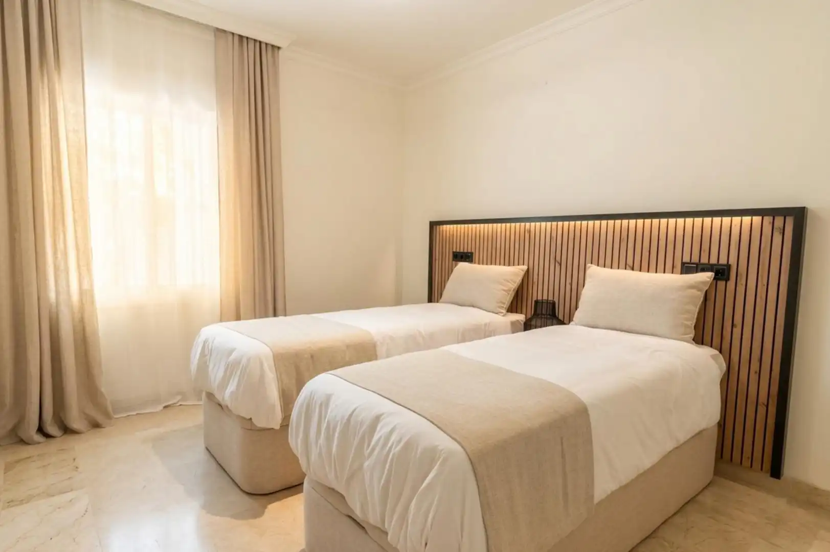 Habitación de Apartamento de alquiler en Marbella con Aire acondicionado, Jardín privado y Terraza