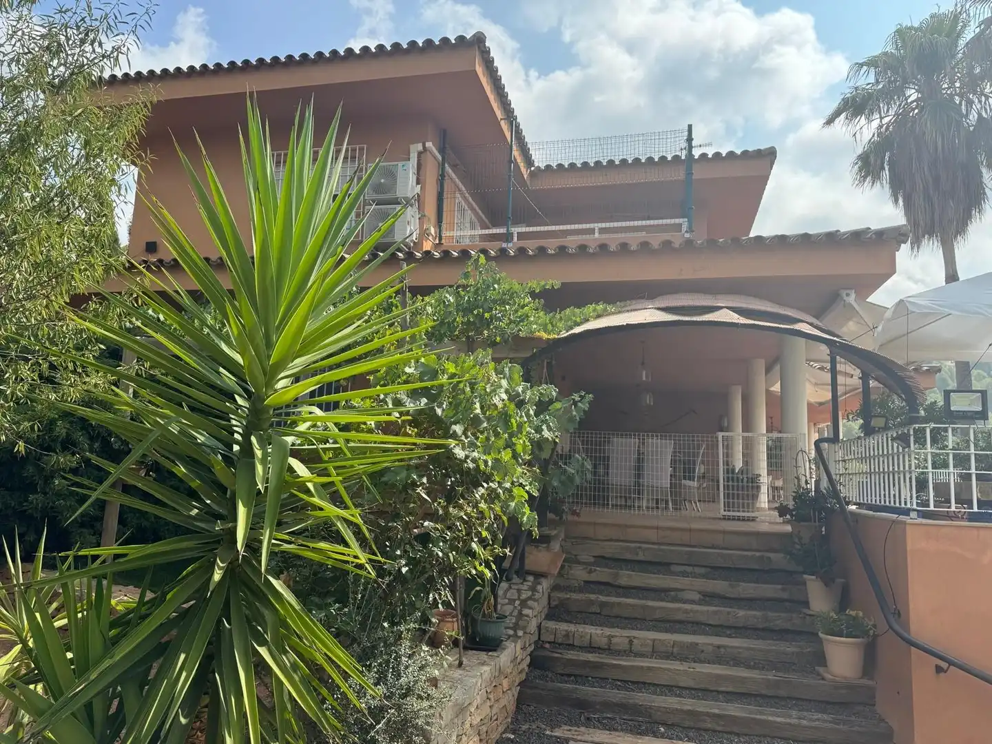 Vista exterior de Casa o xalet en venda en Borriol amb Aire condicionat, Jardí privat i Terrassa