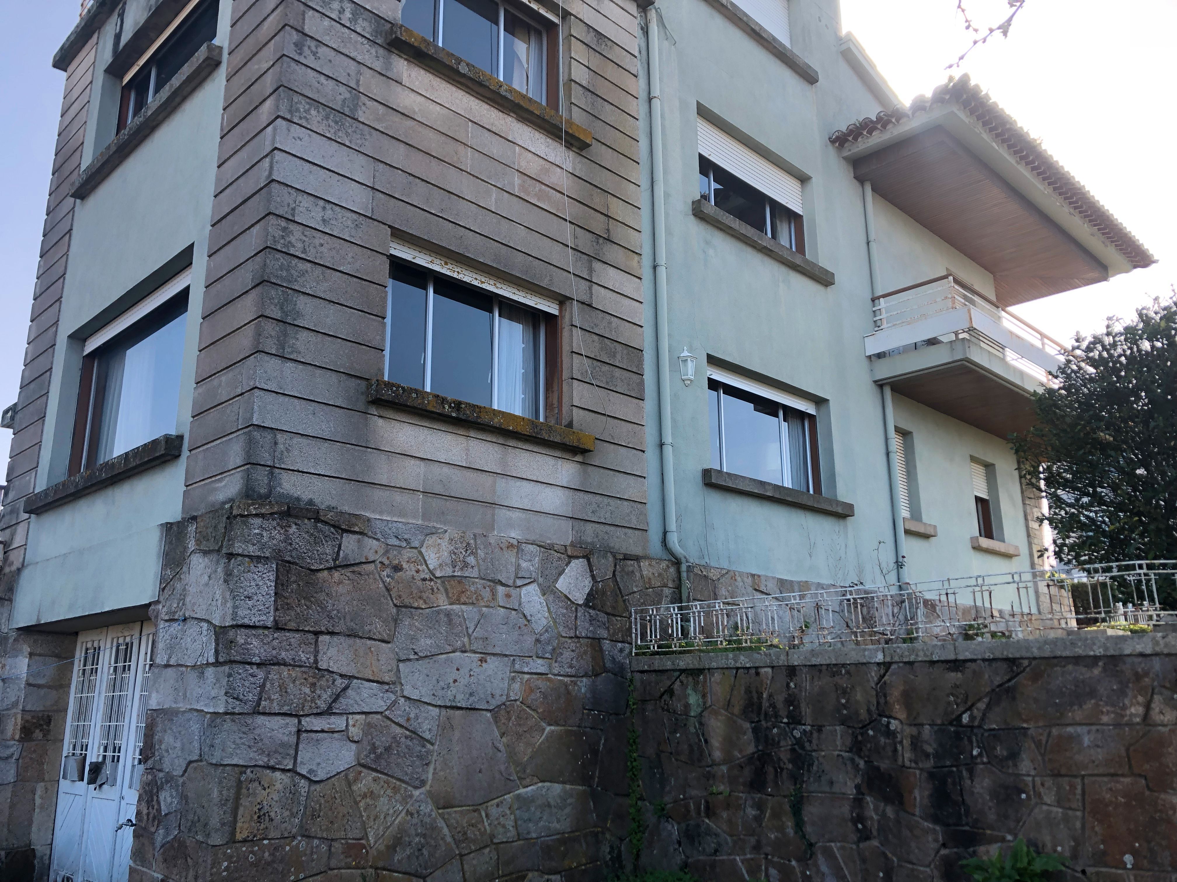 Vista exterior de Casa o xalet en venda en Vigo  amb Jardí privat, Terrassa i Traster