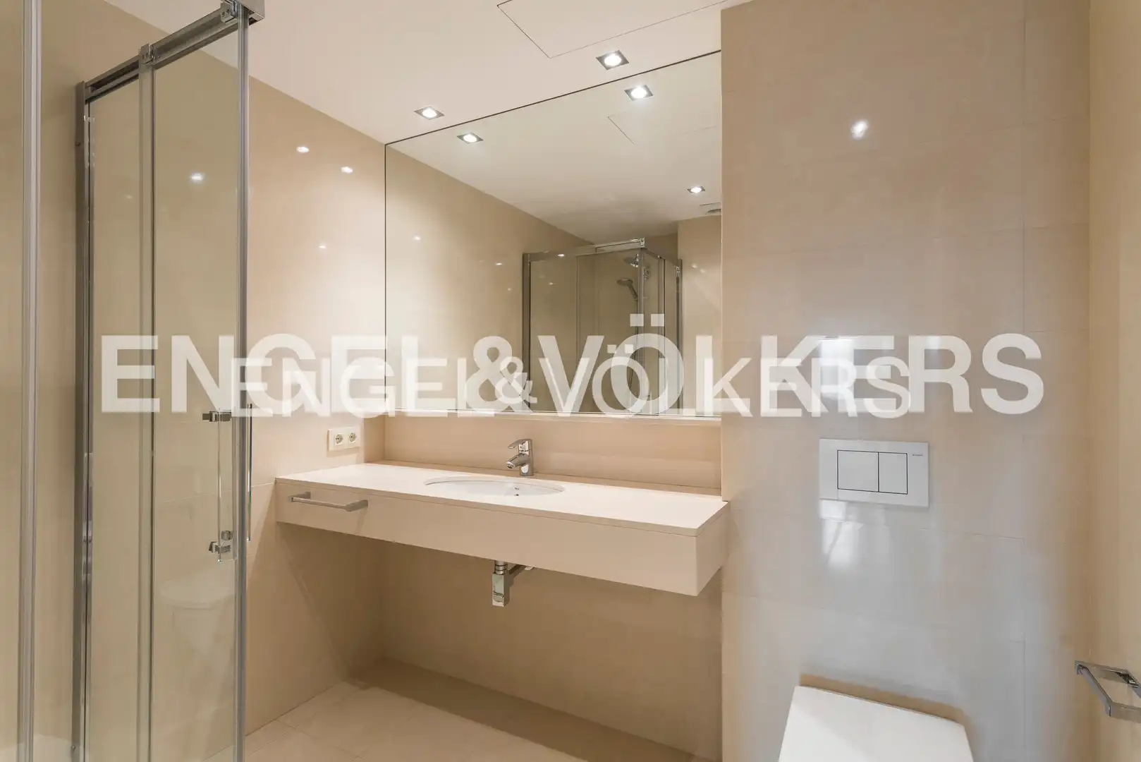 Baño de Piso de alquiler en Madrid con Aire acondicionado, Calefacción y Parquet