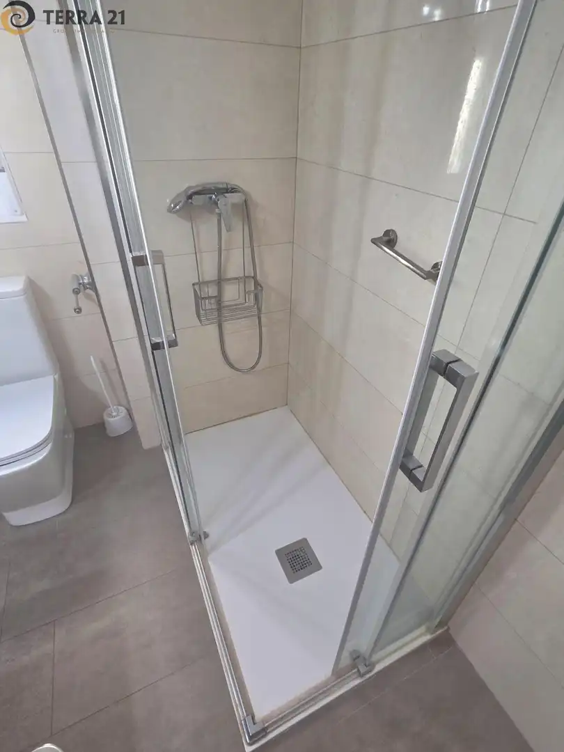 Bany de Pis de lloguer en Jaén amb Calefacció, Terrassa i Moblat