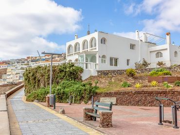Villa con balcone in vendita a Calle BECQUER 25