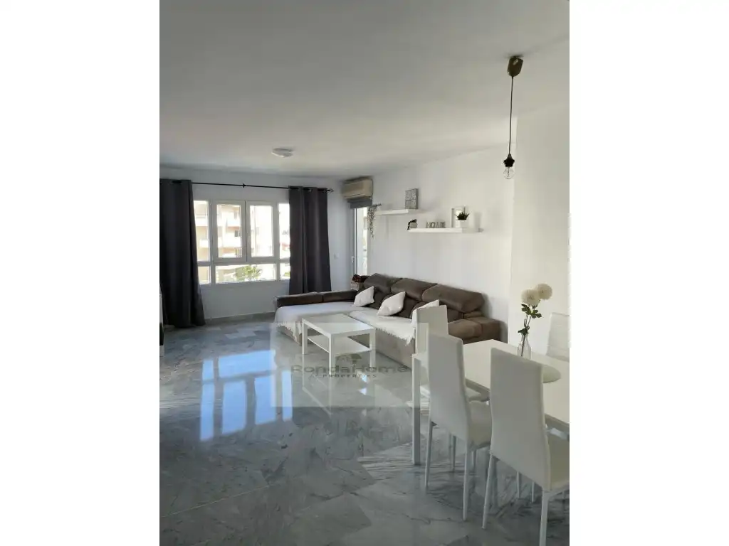 Vista exterior de Piso de alquiler en Marbella con Terraza y Piscina