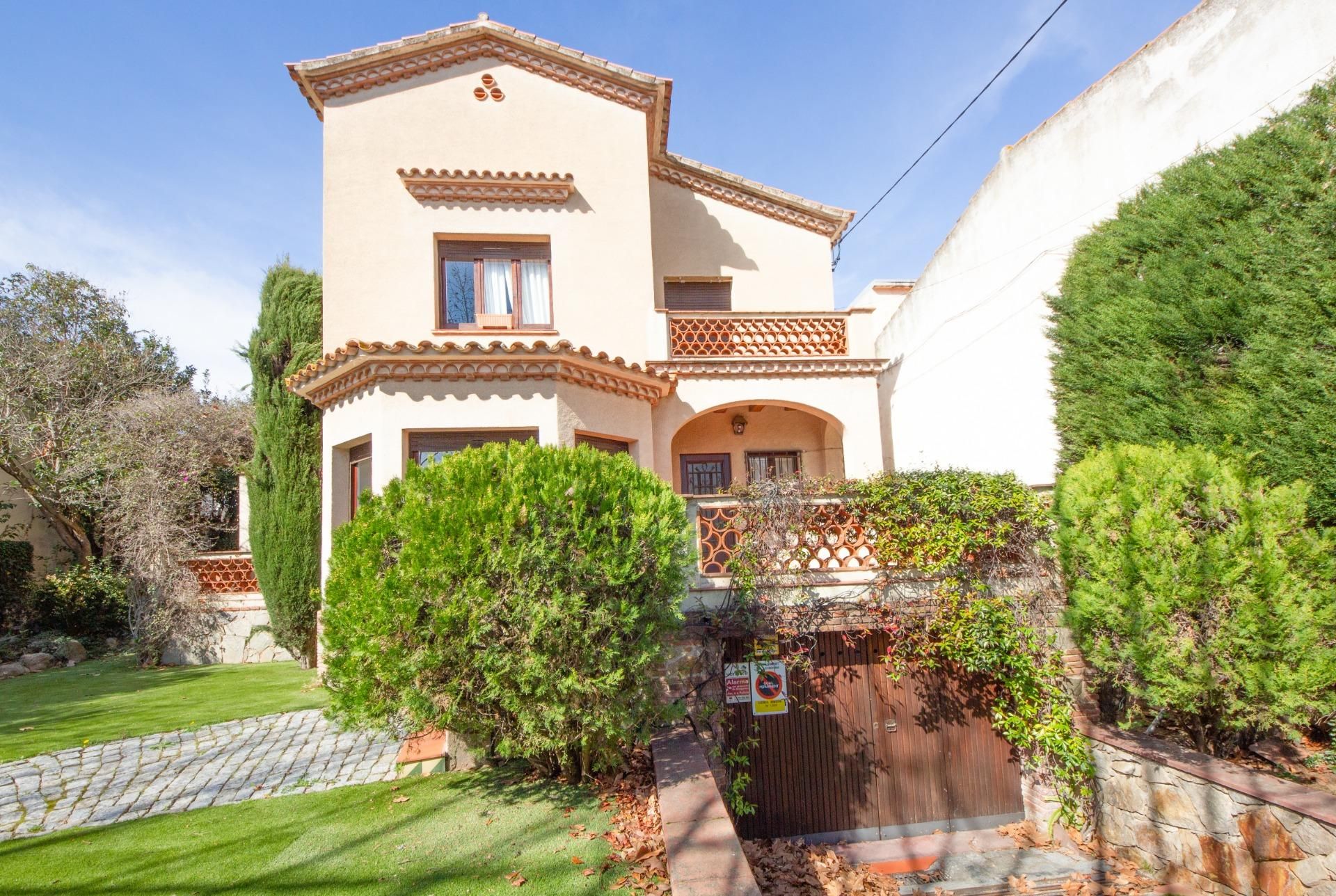 Exterior view of Houses for sale in Argentona  with Private garden and Terrace