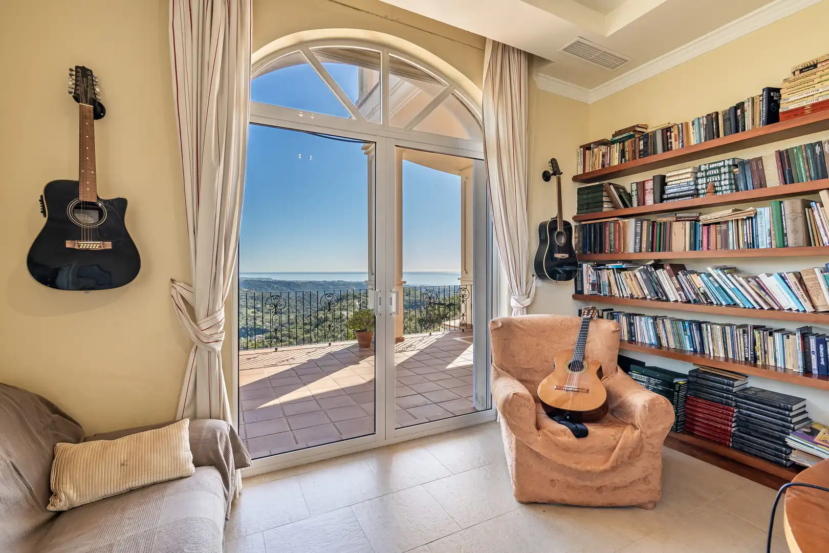 Sala de estar de Casa o chalet en venta en Estepona con Aire acondicionado, Terraza y Amueblado