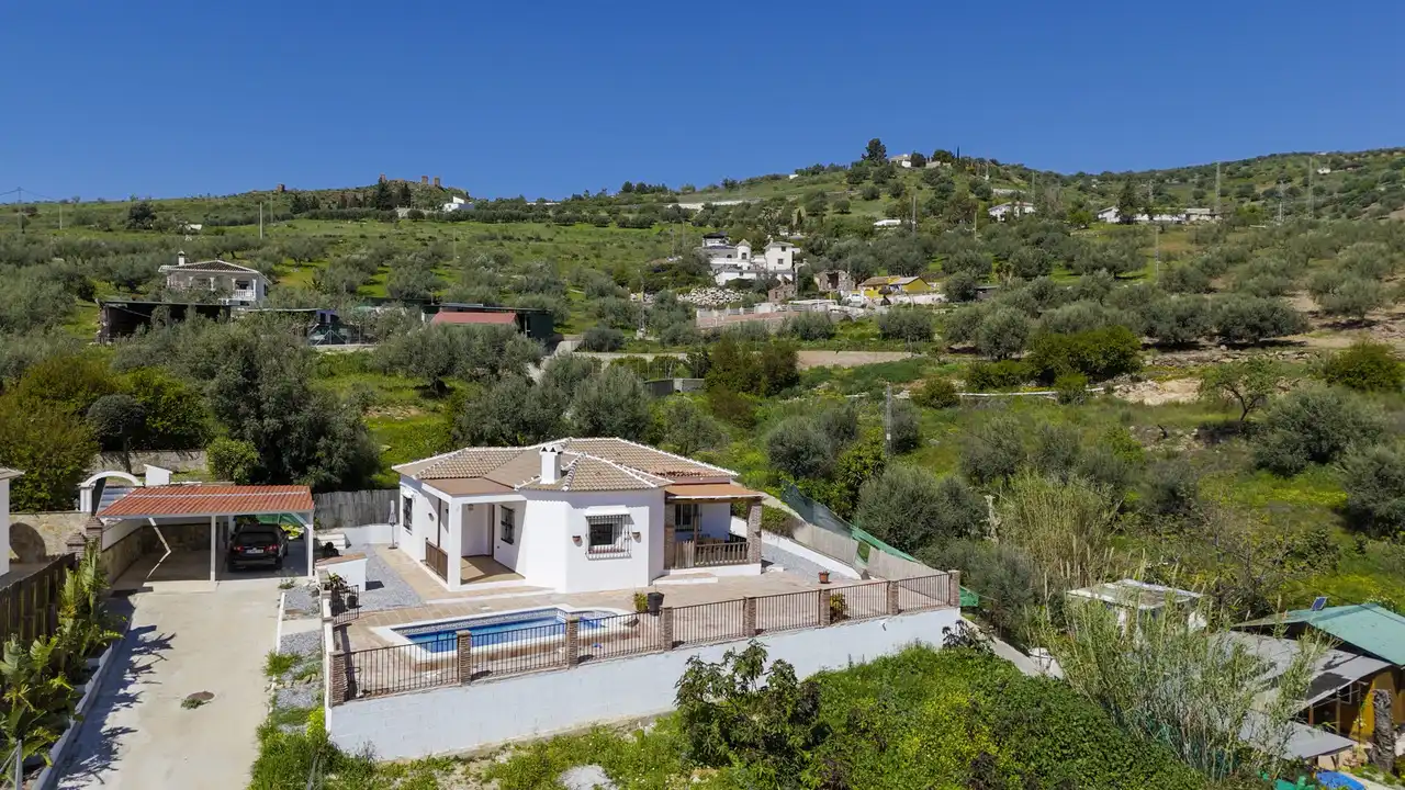 Vista exterior de Casa o chalet en venta en Alcaucín con Aire acondicionado, Terraza y Piscina