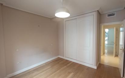 Bedroom of Flat to rent in  Madrid Capital  with Air Conditioner, Storage room and Balcony