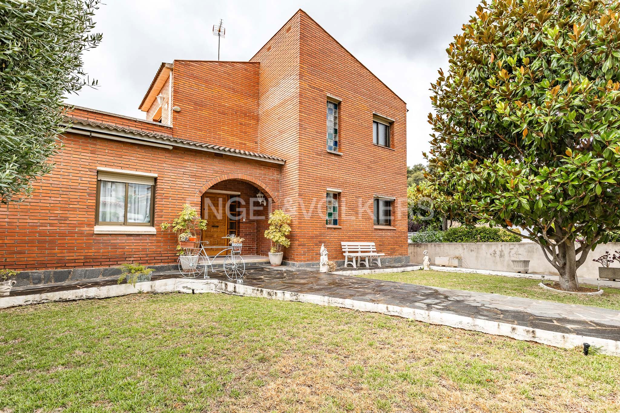 Vista exterior de Casa o xalet en venda en Cubelles amb Aire condicionat, Calefacció i Jardí privat