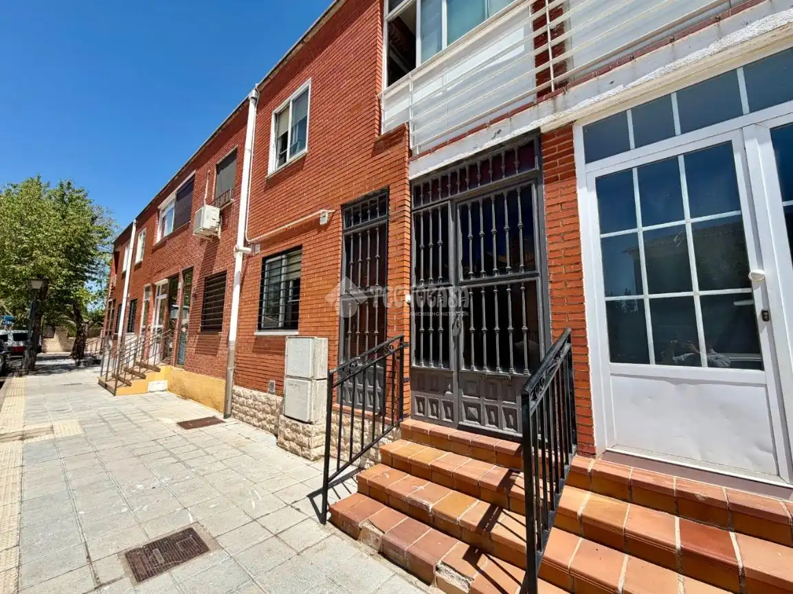 Vista exterior de Casa adosada en venda en Azuqueca de Henares