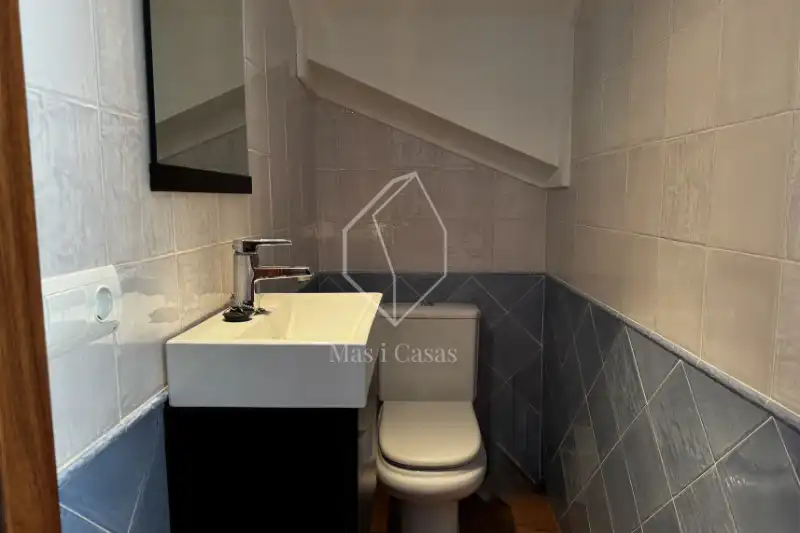Badezimmer von Einfamilien-Reihenhaus zum Verkauf in L'Escala mit Klimaanlage, Heizung und Terrasse