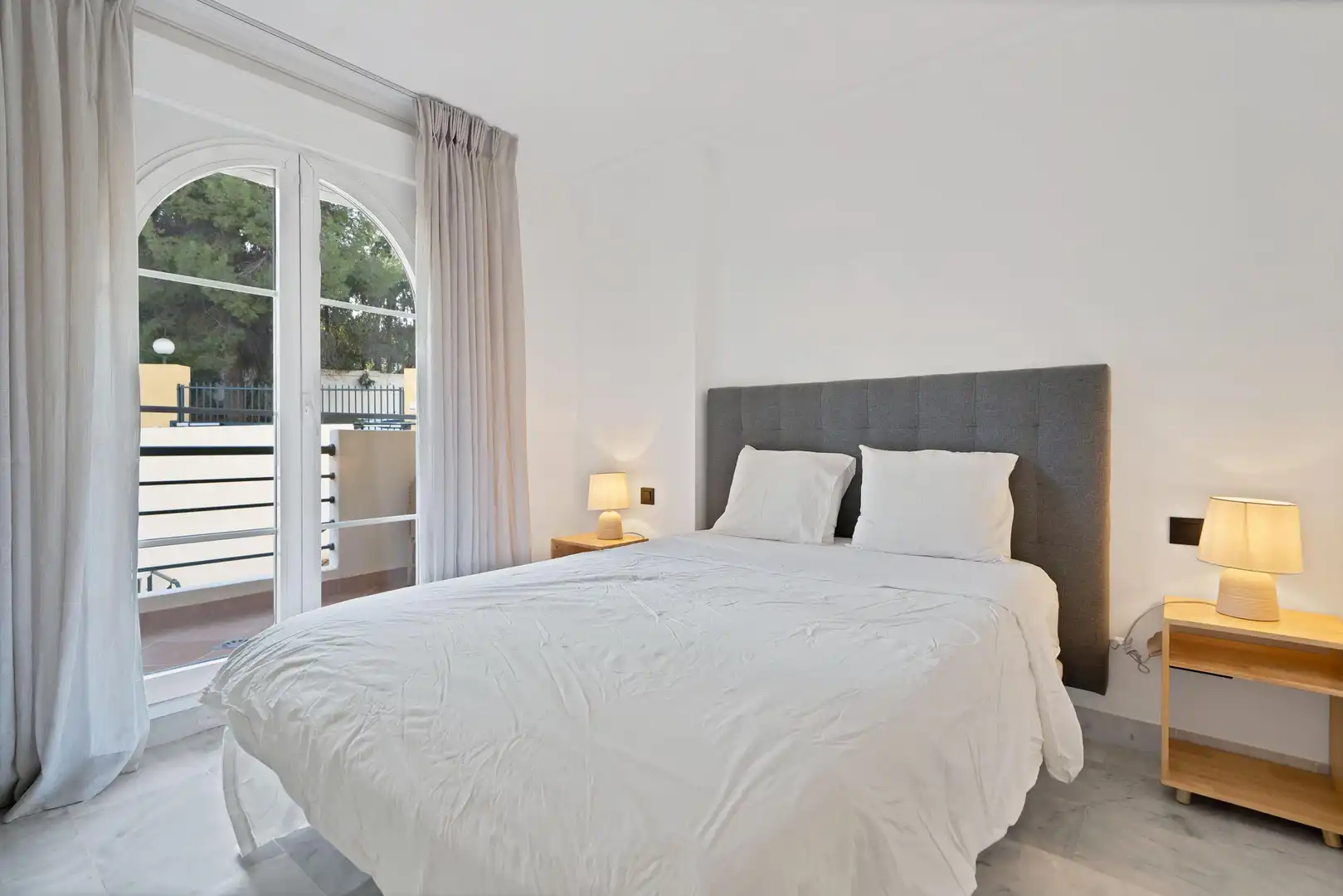 Habitación de Apartamento de alquiler en Marbella con Aire acondicionado, Jardín privado y Terraza