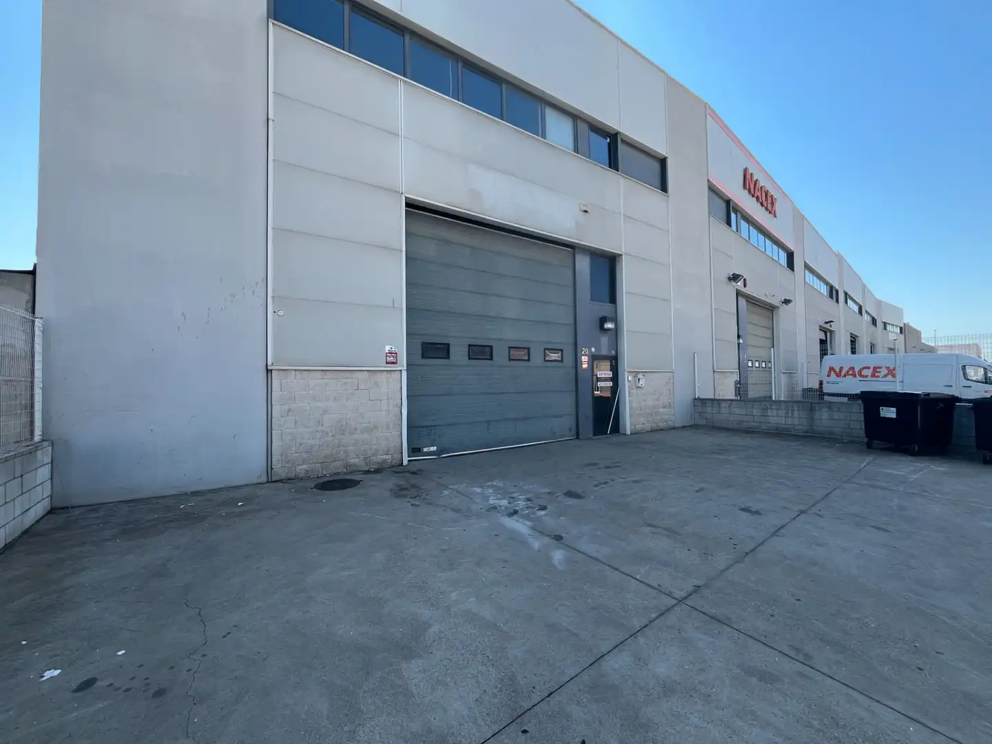 Exterior view of Industrial buildings for rent in Salt
