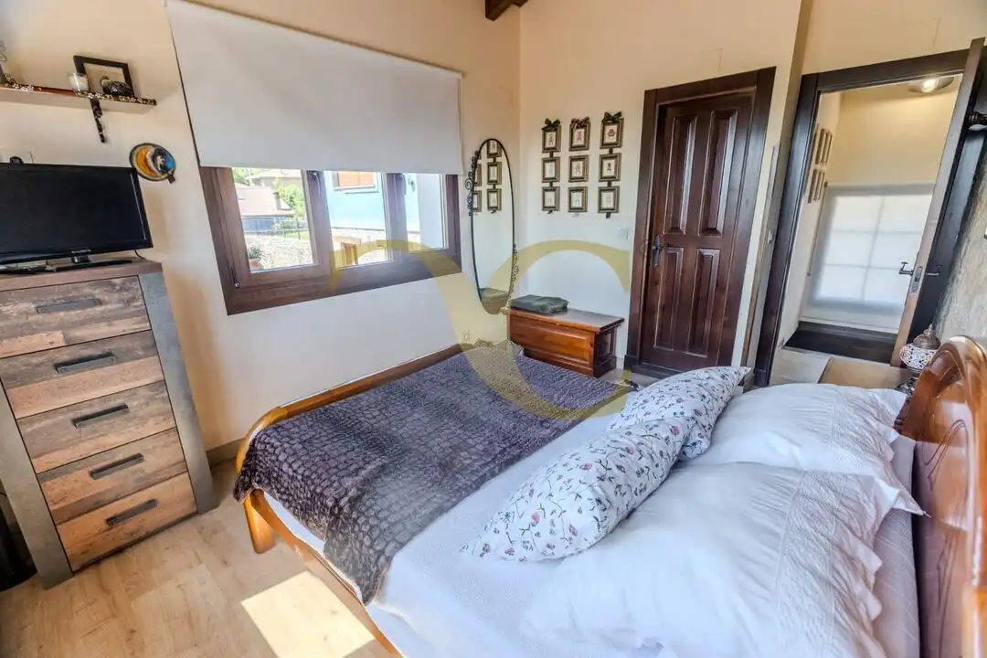 Dormitori de Casa o xalet en venda en Cangas de Onís amb Calefacció, Jardí privat i Terrassa