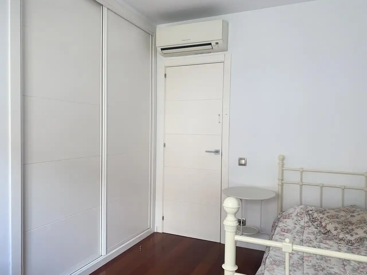 Schlafzimmer von Dachboden zur Miete in Madrid mit Klimaanlage, Heizung und Möbliert