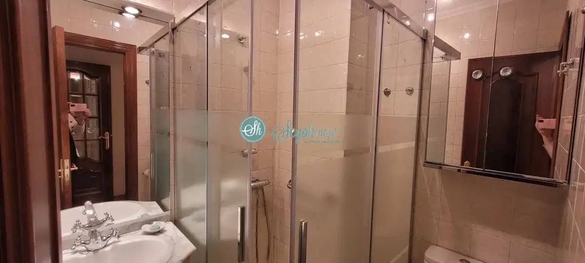 Bathroom of Flat for sale in Segovia  with Heating, Parquet flooring and Terrace