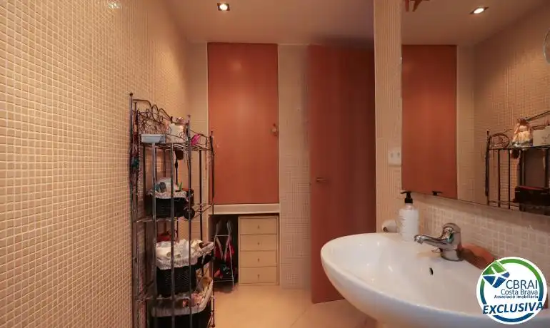 Baño de Piso en venta en Llançà con Aire acondicionado, Calefacción y Amueblado
