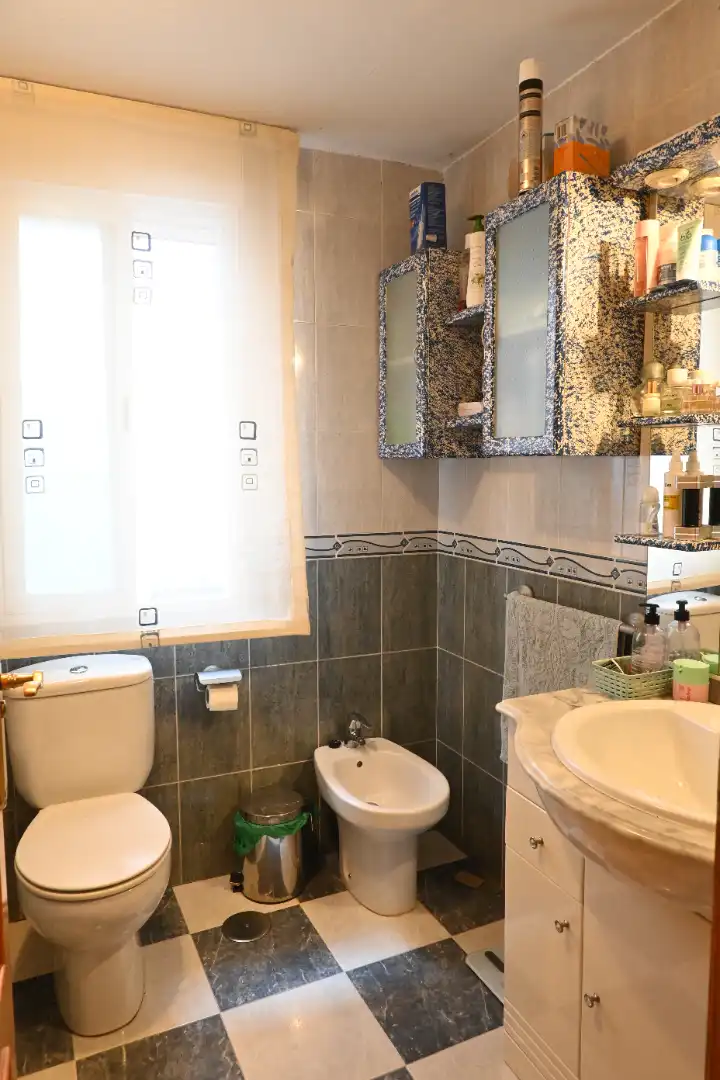 Badezimmer von Wohnung zum Verkauf in Las Gabias mit Klimaanlage, Abstellraum und Möbliert