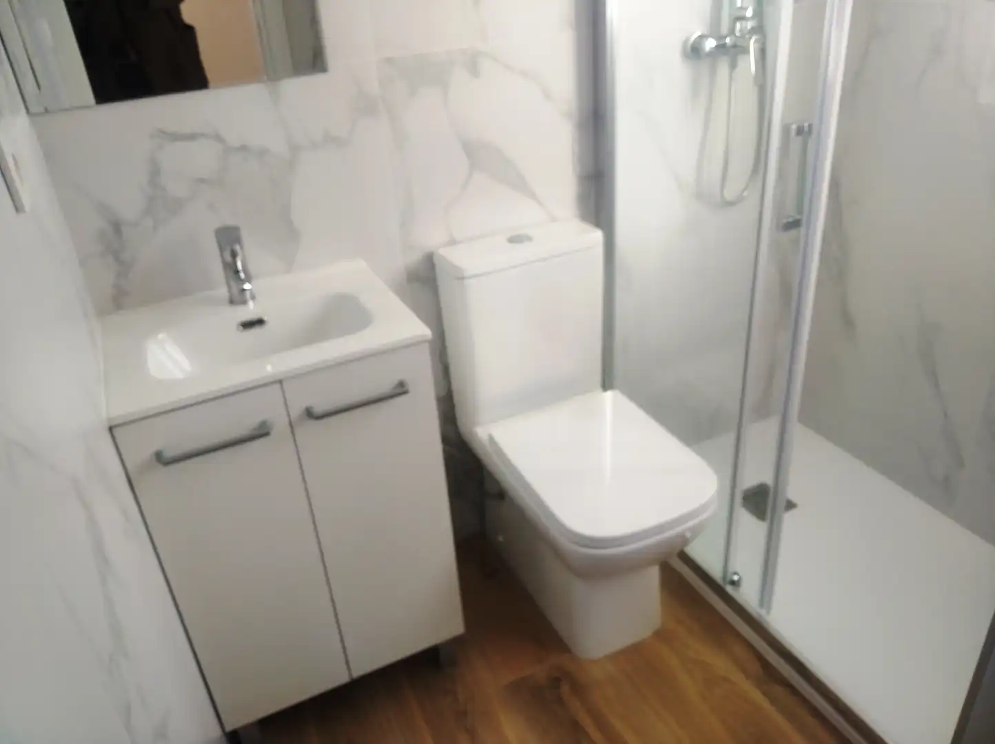 Baño de Apartamento de alquiler en El Campello con Aire acondicionado, Calefacción y Parquet