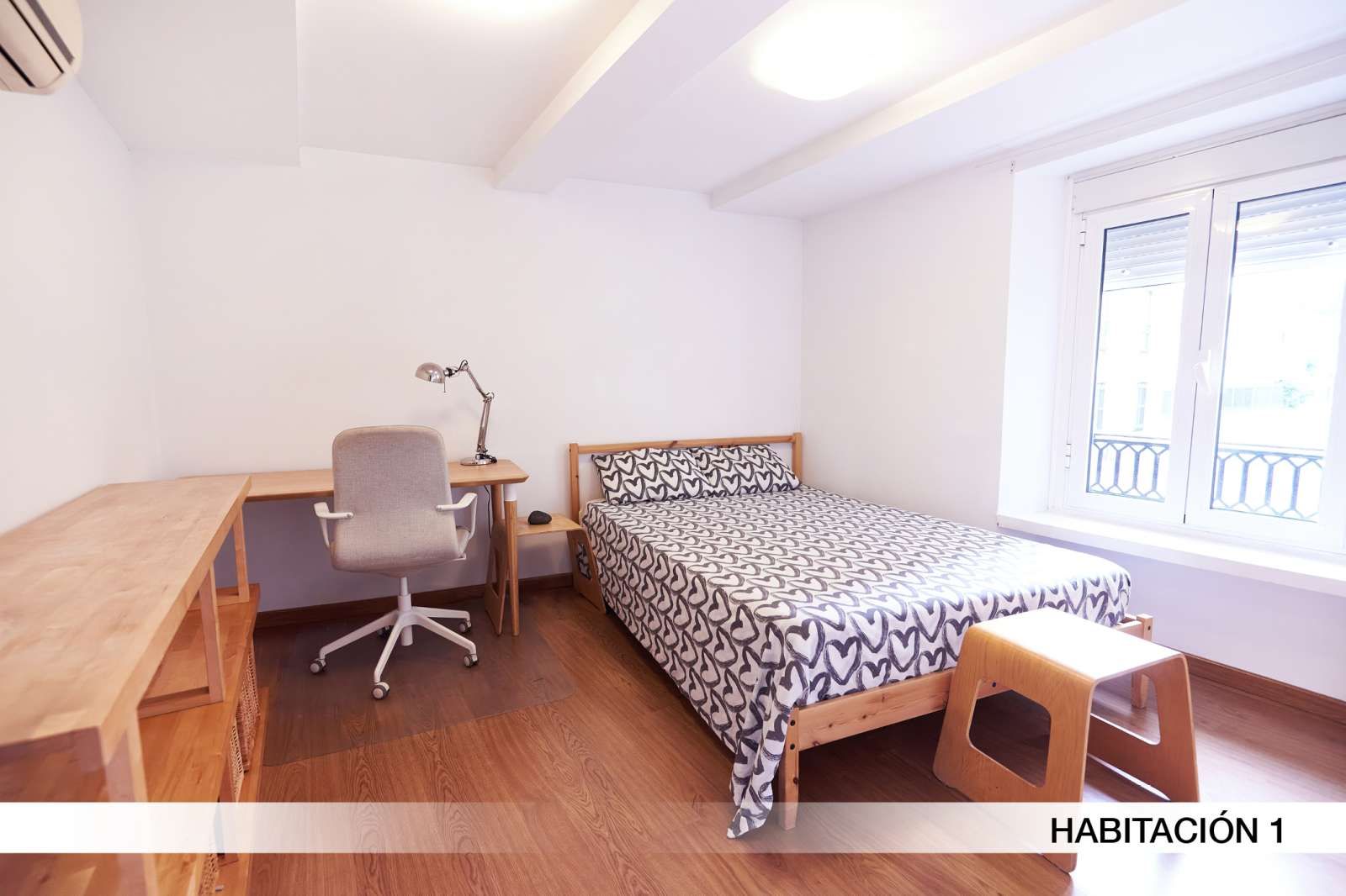 Bedroom of Flat to share in  Sevilla Capital  with Air Conditioner and Terrace