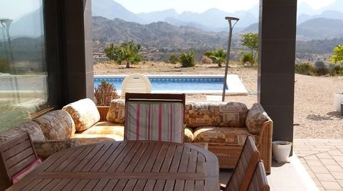 Exclusiva villa independiente de lujo con 544 m construidos, piscina privada y acabados de primera en Relleu