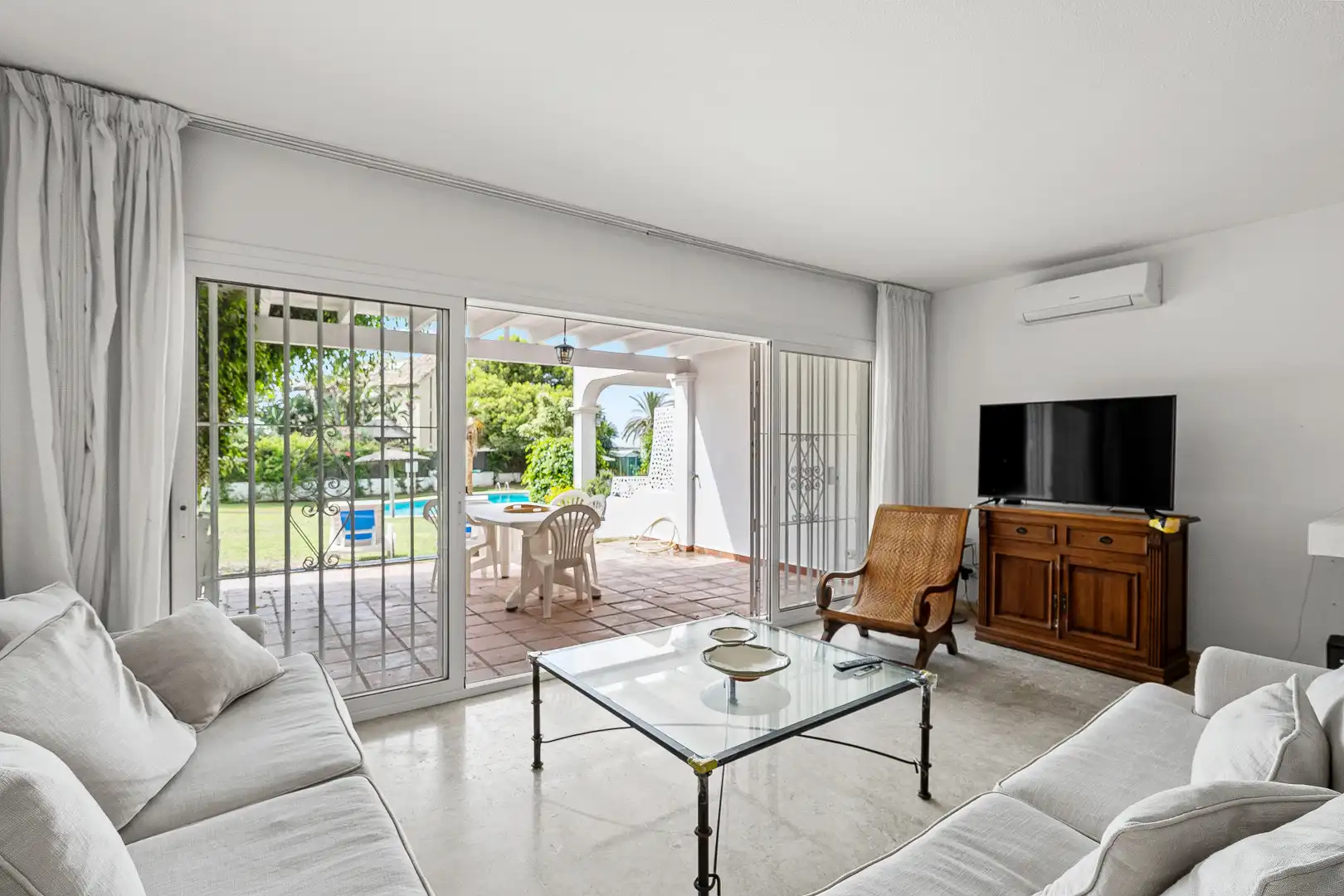 Sala de estar de Casa adosada en venta en Marbella con Aire acondicionado, Terraza y Piscina