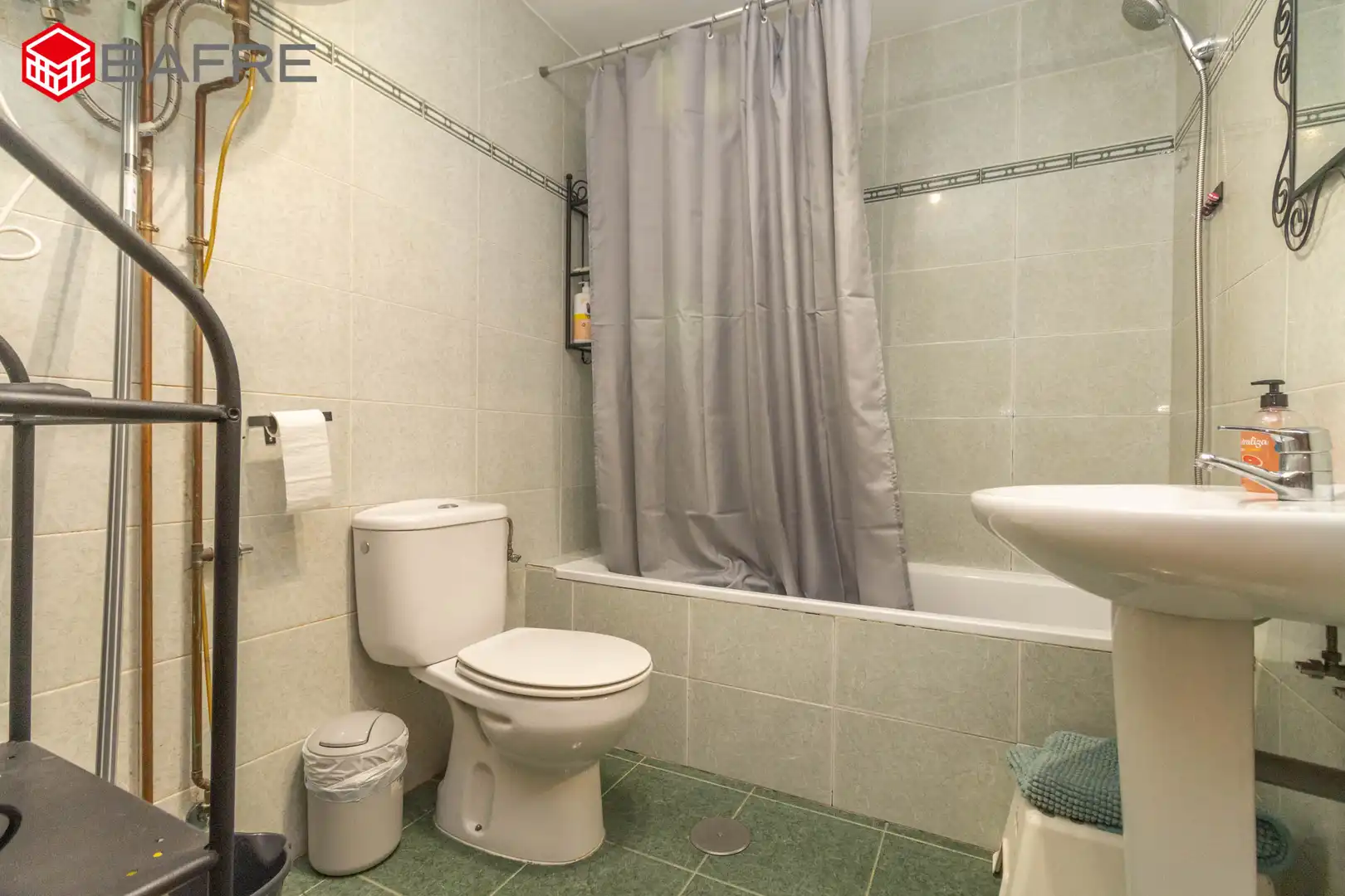 Bathroom of Flat for sale in Madrid  with Heating, Private garden and Storage room