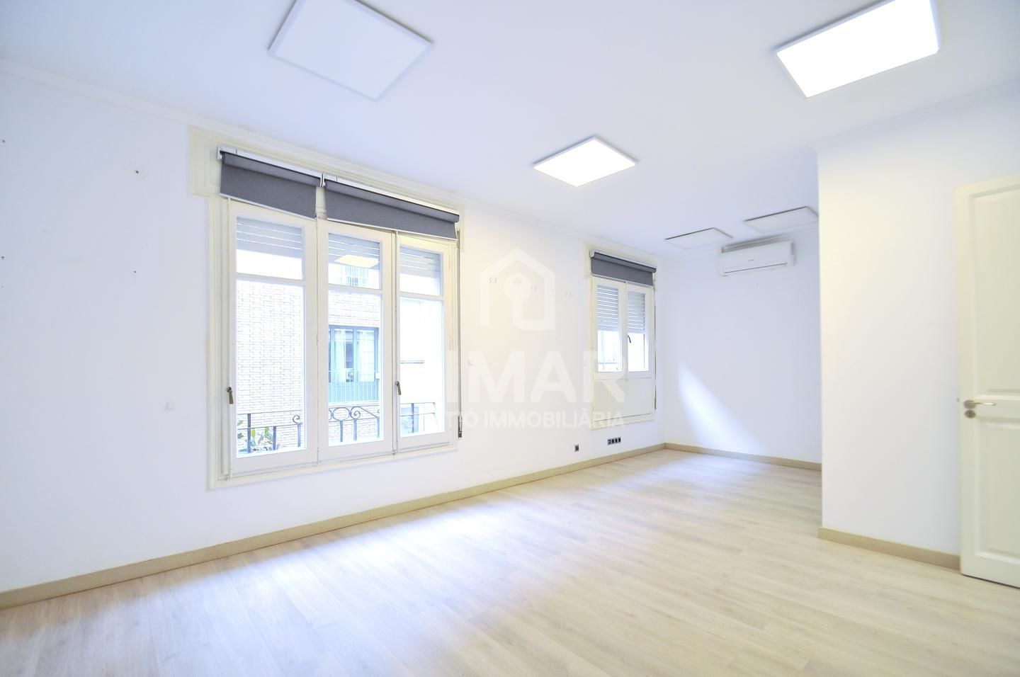 Vista exterior de Local en venda en  Barcelona Capital