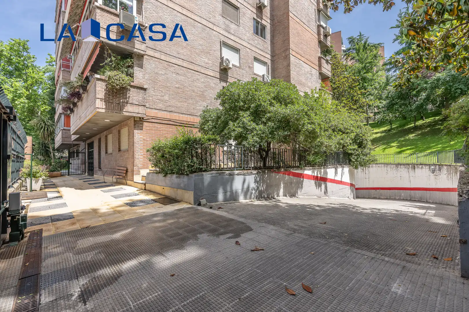 Vista exterior de Pis en venda en Madrid amb Calefacció, Terrassa i Piscina