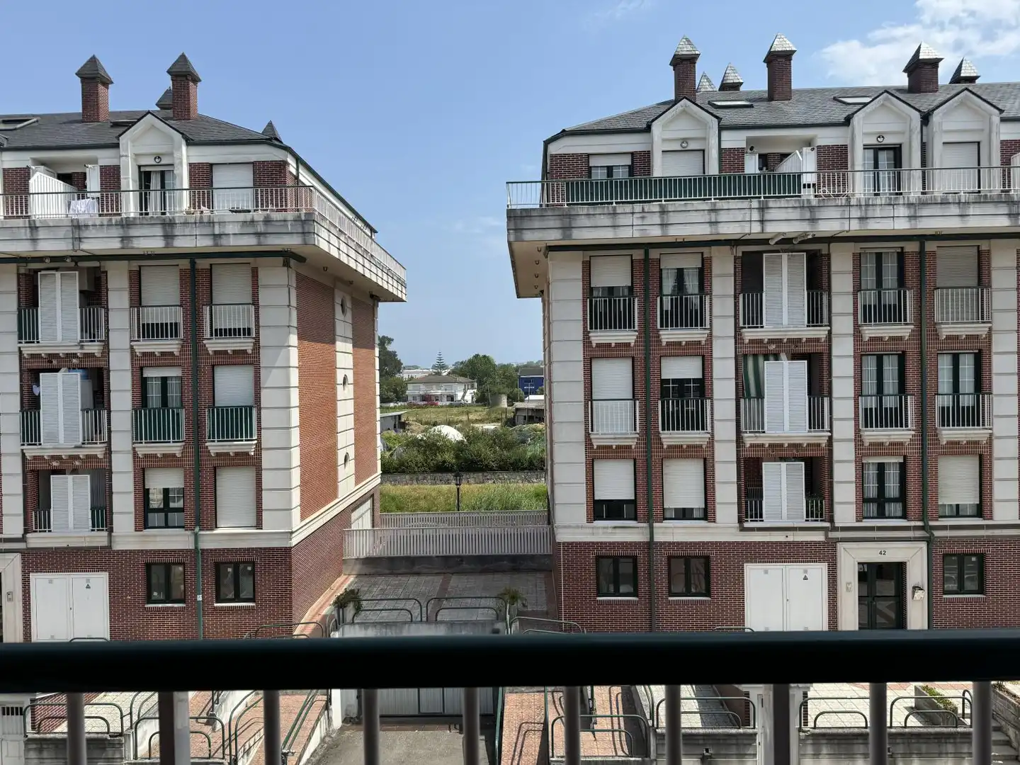 Vista exterior de Piso en venta en Colindres con Calefacción, Terraza y Amueblado