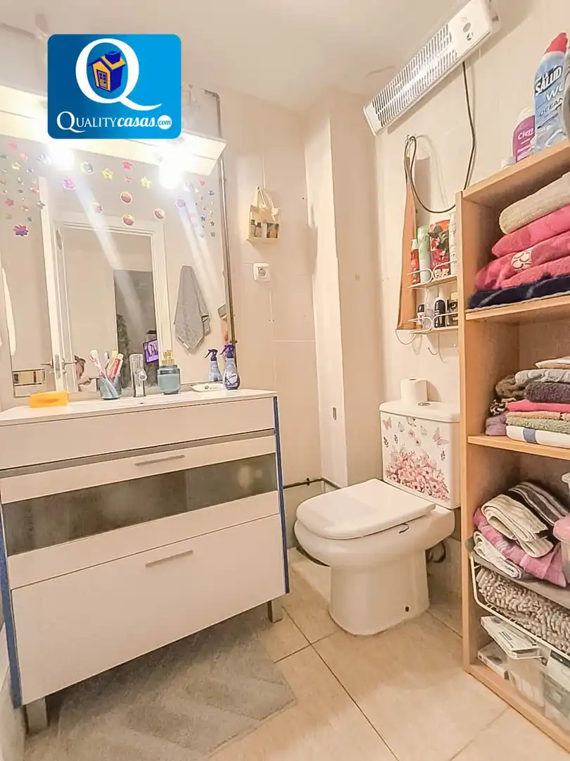 Baño de Apartamento en venta en Alicante / Alacant con Aire acondicionado, Calefacción y Balcón