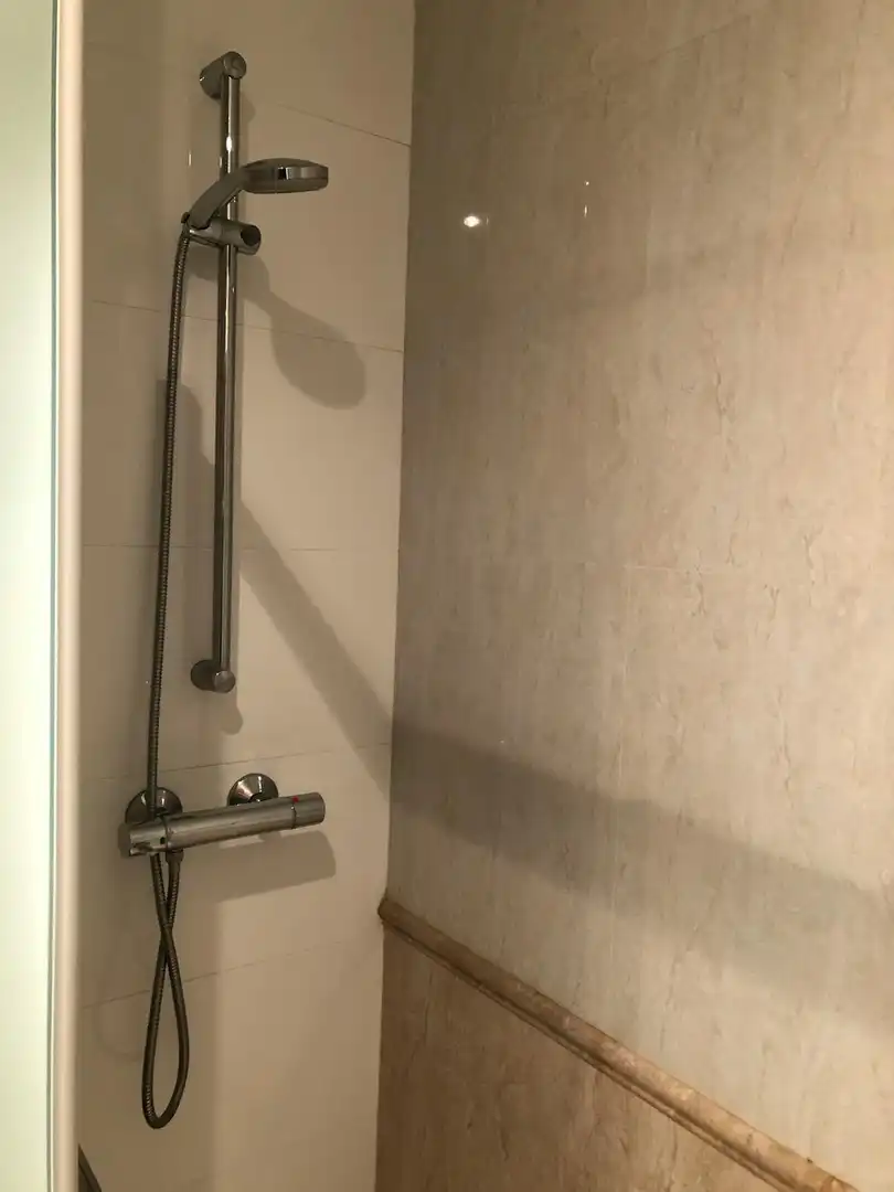Baño de Piso para compartir en Barcelona con Aire acondicionado, Calefacción y Amueblado