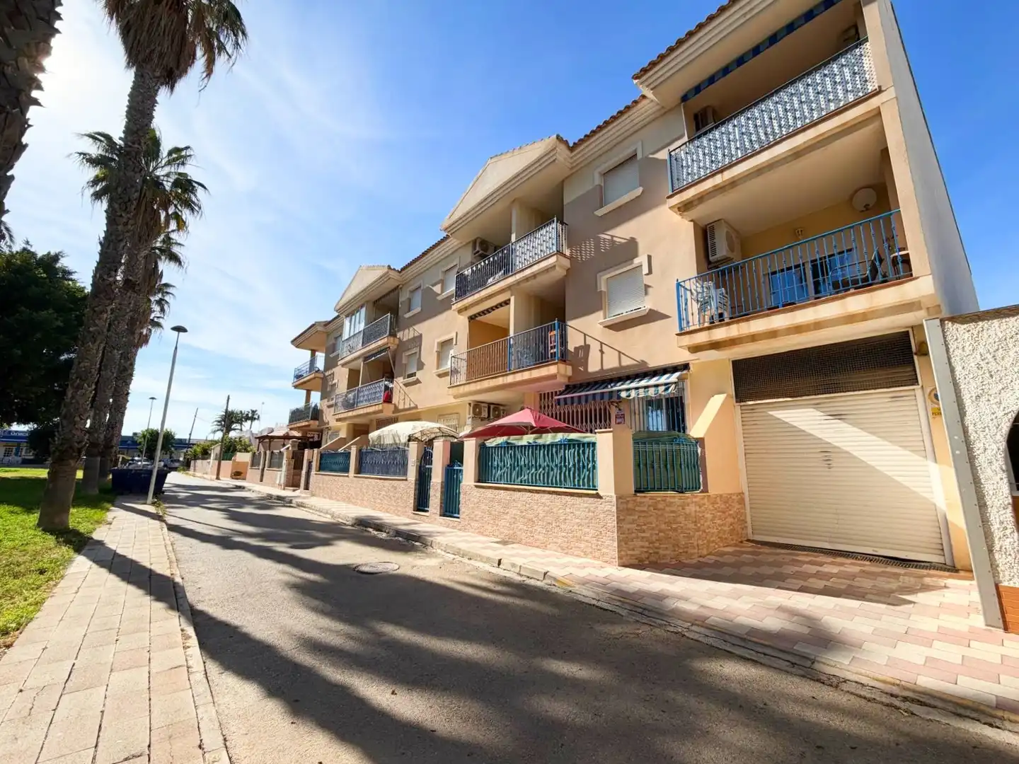 Vista exterior de Planta baja en venta en Los Alcázares con Terraza, Piscina y Balcón