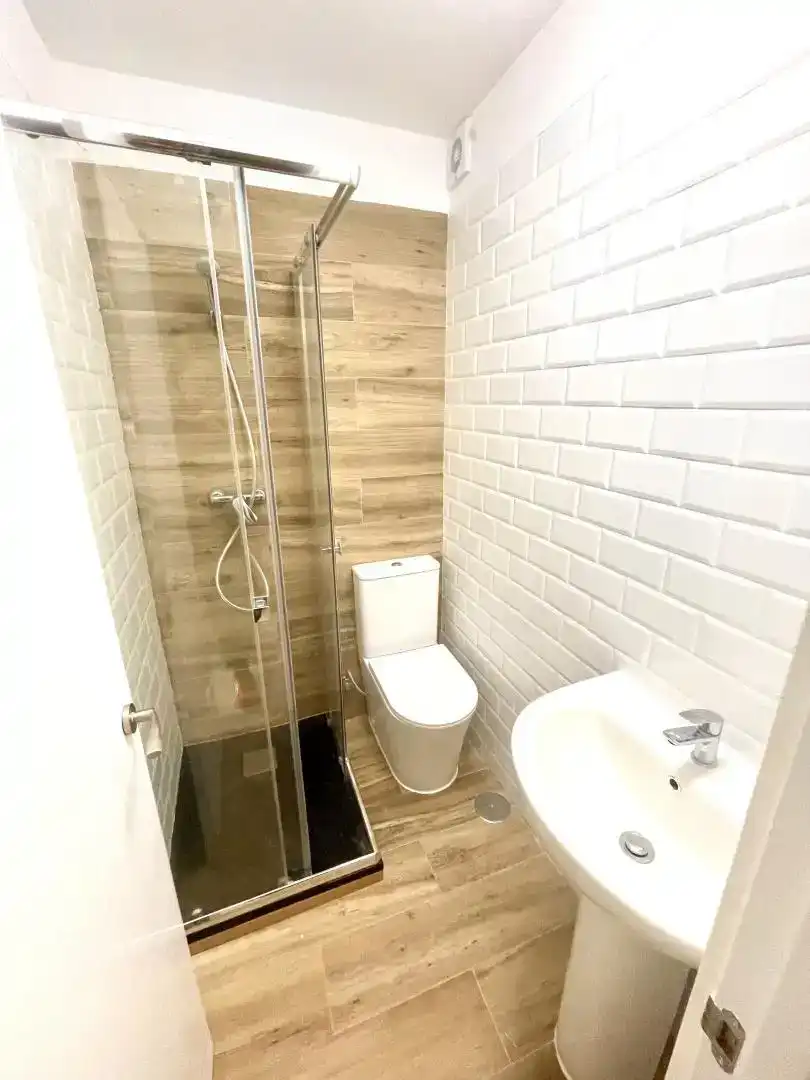 Baño de Ático para compartir en Madrid con Parquet, Amueblado y Horno