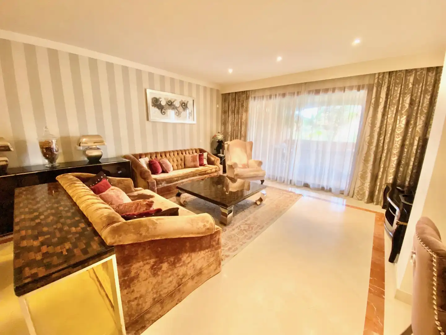 Wohnzimmer von Wohnungen zur Miete in Marbella mit Klimaanlage, Terrasse und Schwimmbad